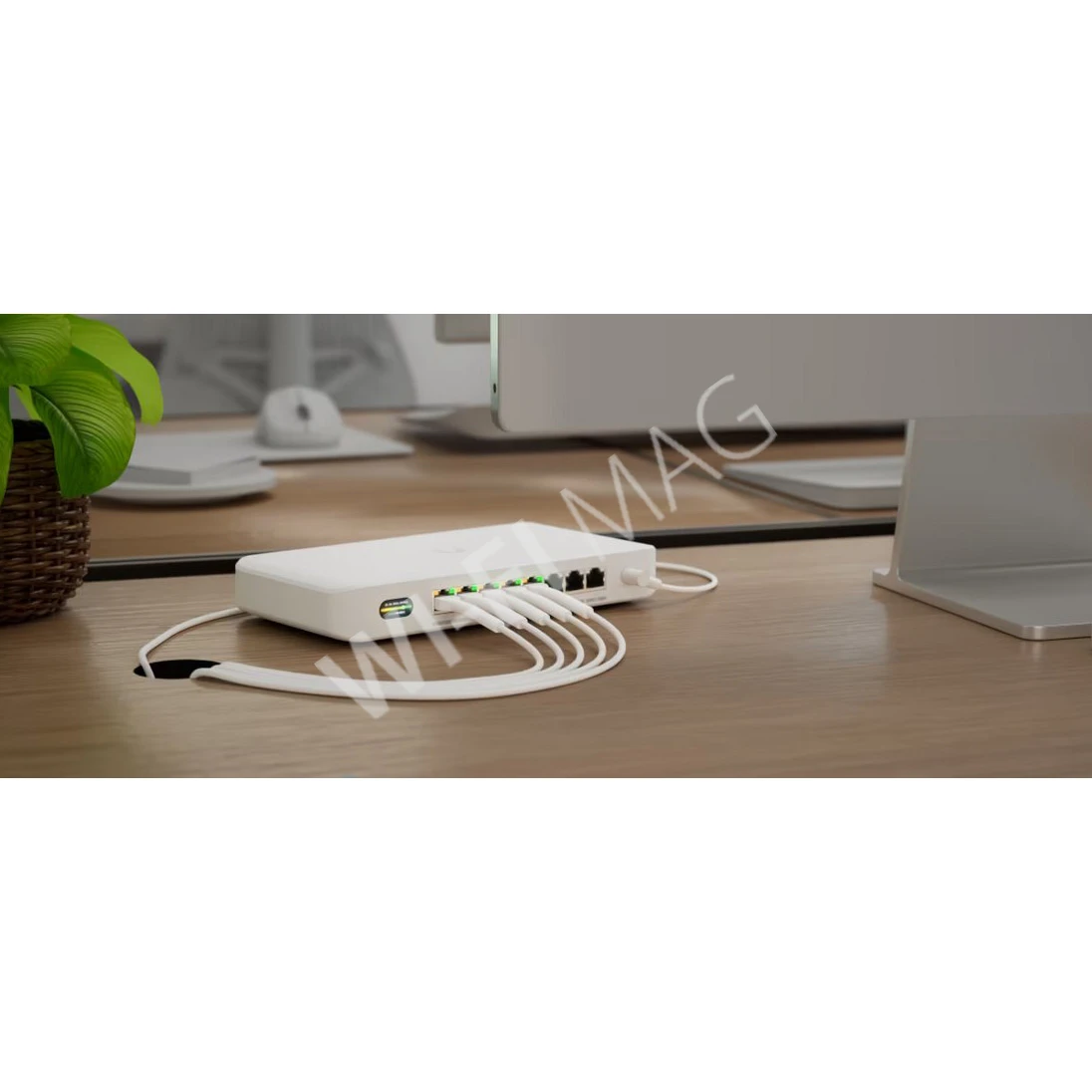 Ubiquiti UniFi Device Bridge Switch (35W) 8-портовый PoE+ управляемый со встроенным мостом Wi-Fi 7 коммутатор