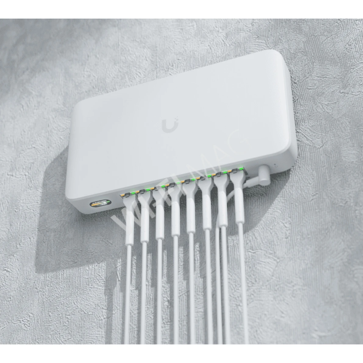 Ubiquiti UniFi Device Bridge Switch (35W) 8-портовый PoE+ управляемый со встроенным мостом Wi-Fi 7 коммутатор